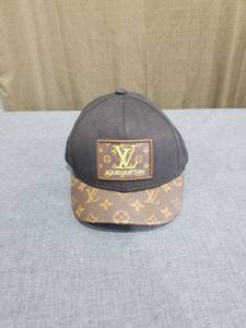 lot 1343 image: TRENDY FASHION HAT
