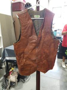 lot 1353 image: Genuine Leather Vest Brown Quilted Hecho En Mexico Size 46