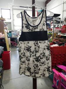 lot 1356 image: McSquare Womens Tank Top X-Large Floral Black White
