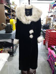 lot 1375 image: LUXE Especially Yours Black Coat with White Fur Collar and Cuffs Size L