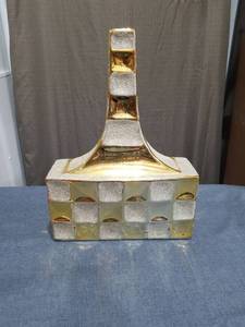 lot 1379 image: DECORATIVE GOLD VASE