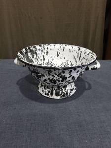 lot 1414 image: Black & White Splatter Swirl Enamelware  Colander Strainer