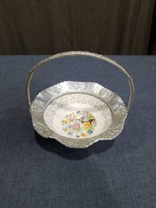 lot 1420 image: Farber & Shlevin Porcelain Basket Bowl with Handle Floral Decoration