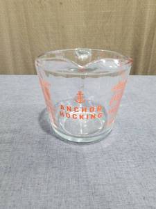 lot 1422 image: Anchor Hocking 32oz Glass Measuring Cup with Orange Print