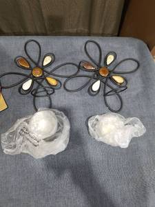 lot 1426 image: Set of 2 Stone Gem Flower Tealight Sconces