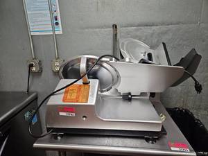 lot 21702 image: Bizerba US Commercial Meat Slicer - Model SE 12D