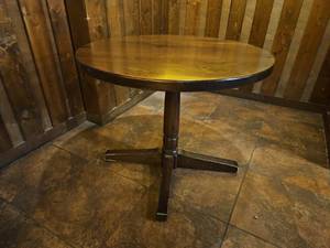 lot 21764 image: 36In Round Pedestal Dining Table w Dark Wood Base