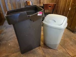 lot 21759 image: Set of 2 Trash Cans