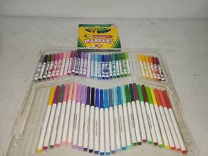 lot 26 image: Crayola Markers 10 Classic Dual-Tip Marker Set with Storage Case