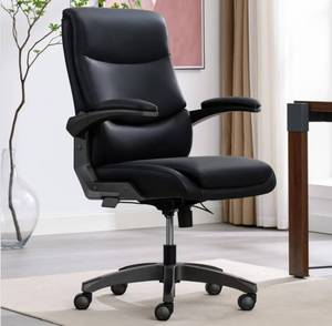lot 130 image: $396 Laazz Boyy Manager Office Chair