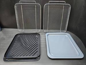 lot 1537 image: Countertop Oven  Air Fryer Grill Pan & Mesh Basket Set