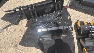 lot 1134 image: MINI Skid Steer Hydraulic Dozer Blade Attachment