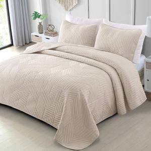 lot 4137 image: Exclusivo Mezcla Ultrasonic Full Queen Quilt Bedding Set, Brich Beige  Lightweight Bedspreads, Soft Microfiber, Modern Geometric Coverlet, All Season Bed Cover, 1 Quilt and 2 Pillow Shams