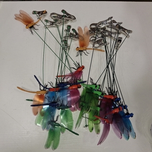 lot 40091 image: 24 Pack Dragonfly Clip,Fake Dragonflies, Humming Bird Stakes Fake, Plastics Dragonfly for Garden Stakes Decor Yard Ornaments for Hat,Deer and Horse,Fly Scare Devices for Indoor Outdoor DIFFERENT COLORS STOCK PHOTO APPROXIMATE