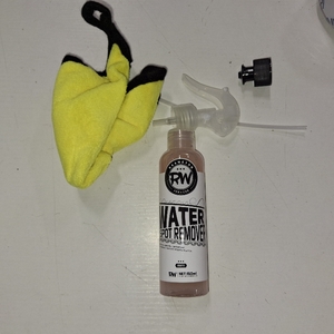 lot 26465 image: RAAWETON WATER SPOT REMOVER 150ML FOR CARS WITH RAG