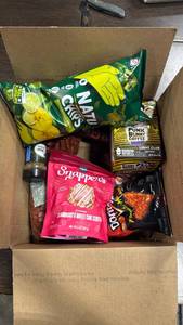 lot 4959 image: Buffalo chicken jerky plus Snacks & Treats Variety Lot  - Retail $0