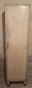 lot 114 image: Metal Cabinet with Shelves