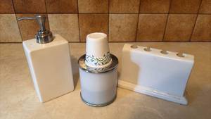 lot 130 image: Bathroom Accessories Ceramic and Plastic Cup Holder