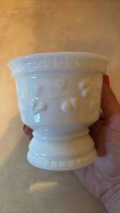 lot 131 image: Milk Glass Planter