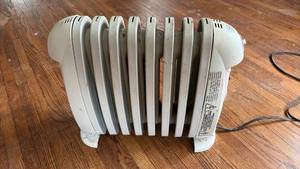 lot 231 image: Working - DeLonghi SafeHeat Radiator Heater 1200W Approximately 15 inches by 16 inches by 4 inches