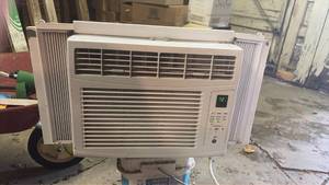 lot 301 image: WORKS GREAT GE Window Air Conditioner Unit