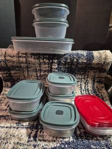 lot 244 image: Food Storage Containers with Lids 7-Piece Set Green Red