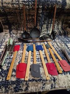 lot 247 image: Kitchen Utensil Set 15-Piece Cooking Tools with Wooden Handles