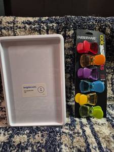 lot 250 image: Farberware Bag Clips Set of 6 plus Brightroom Stackable Bin Lid