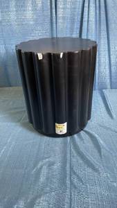 lot 3022 image: Scalloped Round Side Table Black - Room Essentials