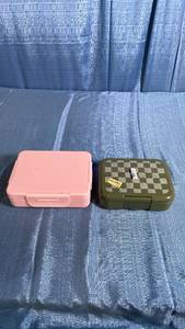 lot 3068 image: 2  Lunch Boxes with Compartments Pink Green