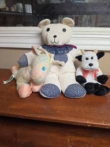 lot 734 image: Plush Stuffed Animals including vintage Playskol plaid giraffe (has heavy pilling on it)