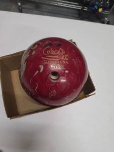 lot 750 image: Columbia 300 Scout Reactive Bowling Ball 5LE22958  (small finger holes)