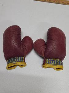 lot 751 image: Vintage Hutch Youth Boxing Gloves 525L Pair Maroon Yellow