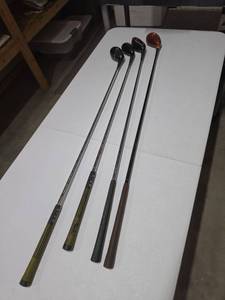 lot 765 image: Mixed brands vintage wood golf clubs - right handed