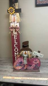 lot 525 image: Two Scarecrow Welcome Front Porch Signs