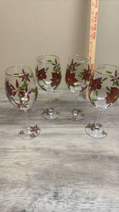 lot 532 image: Hand-Painted Wine Glasses with Poinsettia Flowers and Gold Trim, Set of 4