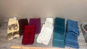lot 571 image: Lot of Hand Towels and wash cloths