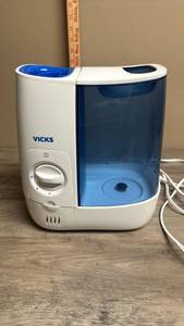 lot 582 image: Vicks VWM845 Warm Mist Humidifier