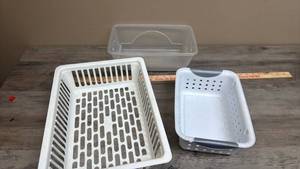 lot 587 image: Small Plastic Storage Baskets