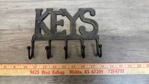 lot 593 image: Decorative Cast Iron Keys Wall key holder