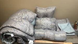 lot 608 image: Bedding Set Grayish Blue Damask Full Size Comforter, 3 pillows and 2 Pillow Shams