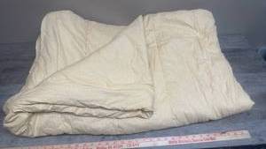 lot 609 image: Full Size Soft Yellow Comforter