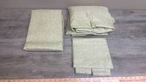 lot 610 image: Full Size Sheet Set with Textured Pattern Light Green Multi-Piece