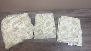 lot 611 image: Full Size Morgan Home 100% Polyester Floral Bedding Set 3-Piece