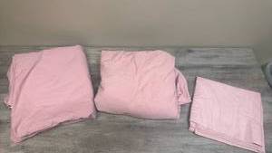 lot 612 image: King Size Pink Bed Sheet Set - Flat Sheet, Fitted Sheet, and Pillowcase