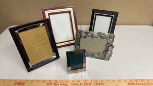 lot 633 image: Lot of picture frames - including one metal golf themed