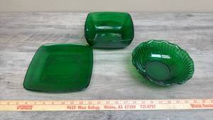 lot 657 image: 3 Piece Green Glass Serving Dish Set