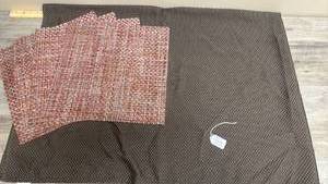 lot 662 image: Tablecloth and Placemat lot