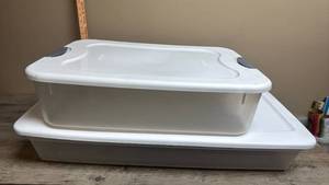 lot 674 image: 2 White Plastic Storage Container with Lid and Handles