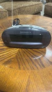 lot 307 image: Magnavox MCR140 Dual Alarm Clock Radio - powers on